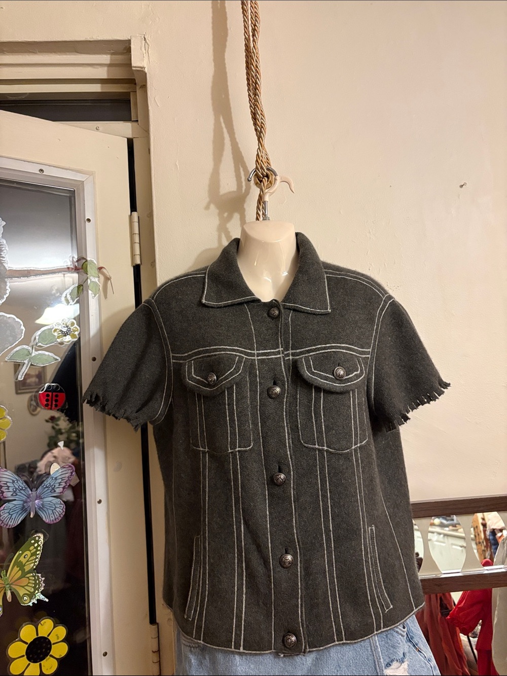Women’s Short-Sleeve Gray Jean-Style Jacket with Contrast Stitching. Cashmere